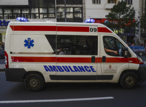 UPOZORENJE LEKARA HITNE POMOĆI: Ovo nikad nemojte da radite kad nekom pozli! (FOTO)