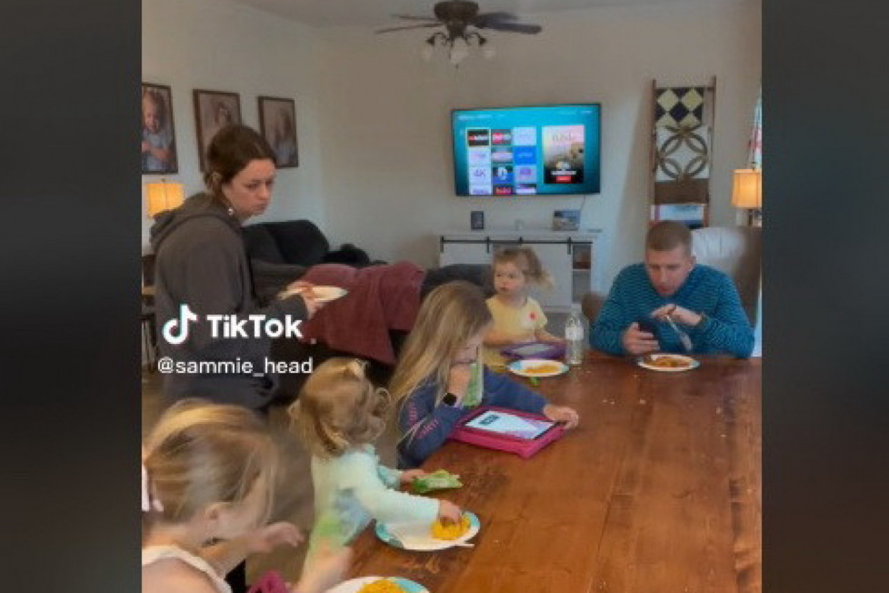 DVA SATA JE SPREMALA VEČERU ZA PORODICU, a kada je ušla u trpezariju zatekla je scenu koja ju je porazila! Ovaj video obišao je svet!