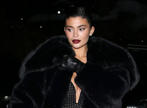 KAJLI DŽENER NA HALJINI PONELA GLAVU LAVA:  Rijaliti zvezda zgrozila javnost, propagira ubijanje životinja! (FOTO)