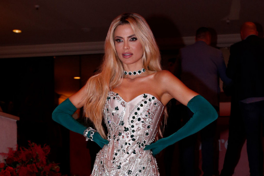 MILICI SPAO BADEMANTIL PA JOJ IZVIRILE BUJNE GRUDI:  Kamere snimile pevačicino najeksplicitnije izdanje (FOTO)