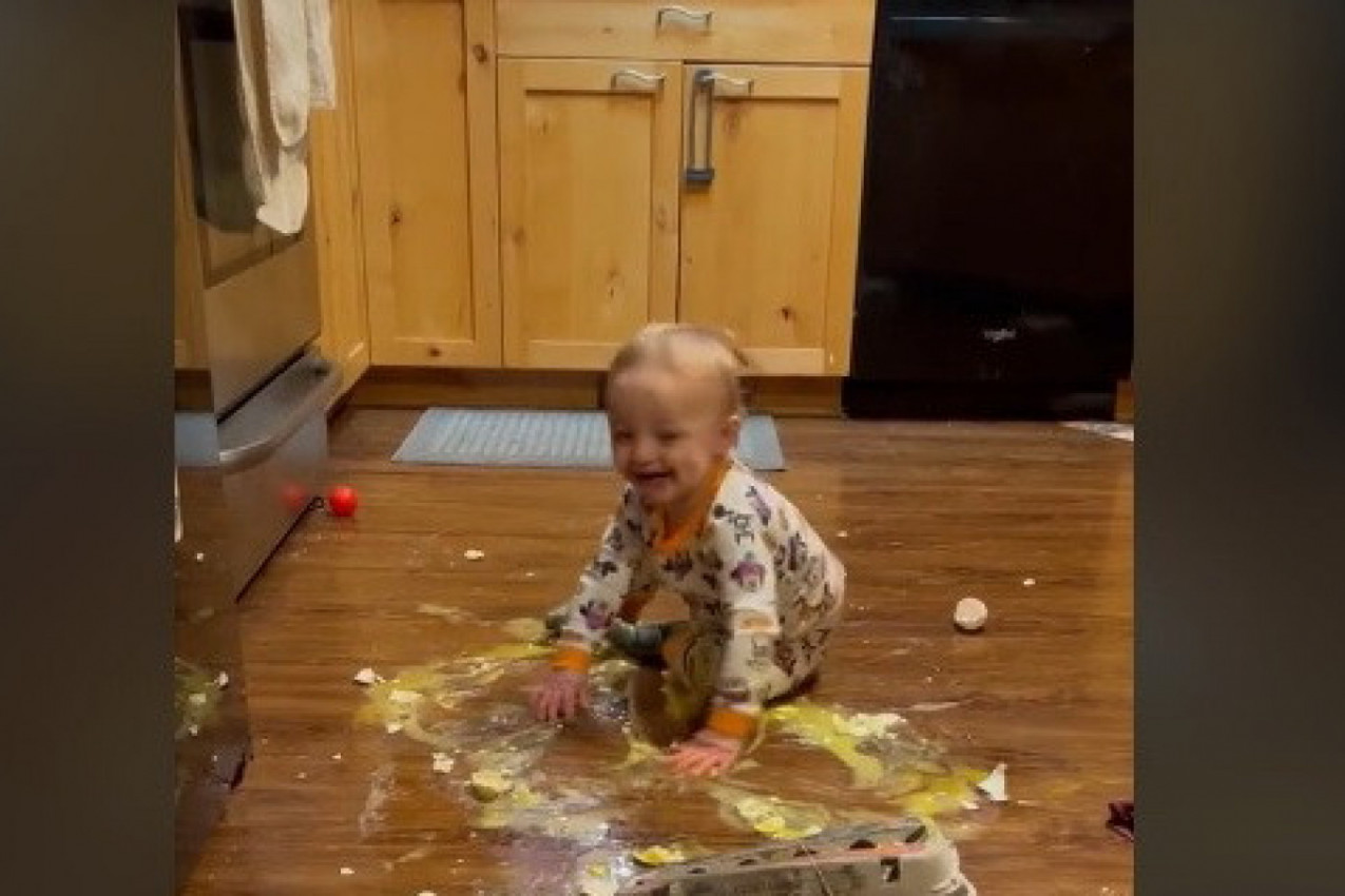 OSTAVILA JE DETE SAMO U KUHINJI, A KAD SE VRATILA DOŽIVELA JE ŠOK! Majka podelila nestvaran prizor, pa razapeta na društvenim mrežama! (VIDEO)