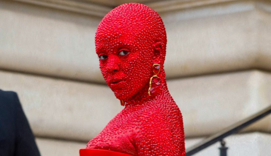 DA LI JE OVO NOVA MODA? O stajlingu čuvene pevačice ne prestaje da se priča, da li je prepoznajete? (VIDEO)