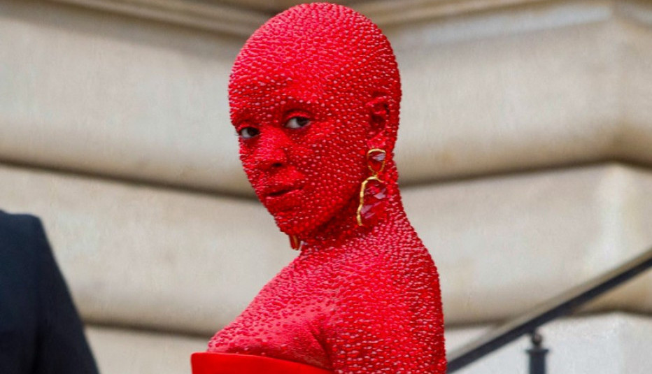 DA LI JE OVO NOVA MODA? O stajlingu čuvene pevačice ne prestaje da se priča, da li je prepoznajete? (VIDEO)