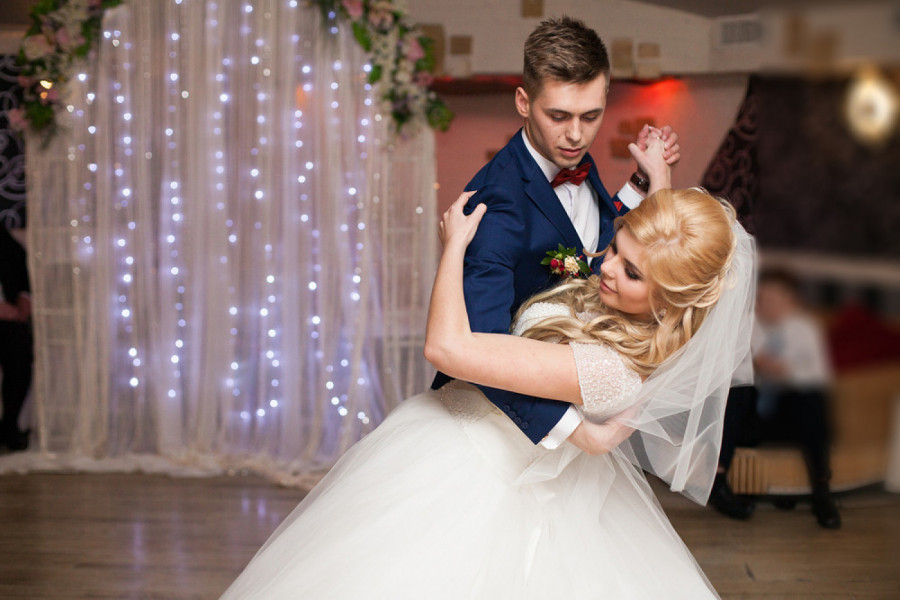 BIRATE PESMU ZA PRVI BRAČNI PLES? Oprez, parovi koji su se odlučili za jednu numeru razvodili su se u čak 75 odsto slučajeva!