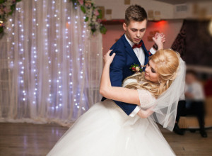 BIRATE PESMU ZA PRVI BRAČNI PLES? Oprez, parovi koji su se odlučili za jednu numeru razvodili su se u čak 75 odsto slučajeva!