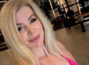 SUPERBAKA U SEDMOJ DECENIJI PRIVLAČI SAMO MLADIĆE! Kad vide njeno telo i trbušnjake svi ostaju bez reči, a sad je otkrila tajnu savršenog izgleda!