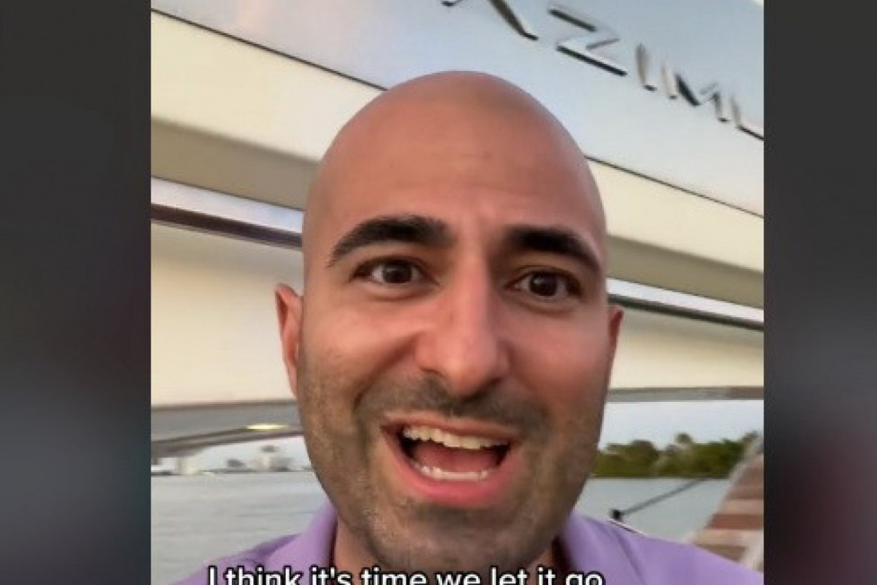 BIO JE OBIČAN MOMAK, ZALJUBLJEN DO UŠIJU, A ONDA GA JE ONA OSTAVILA JER JE OĆELAVIO: Odlučio je da joj se osveti, postao je muškarac o kom je sanjala! (VIDEO)