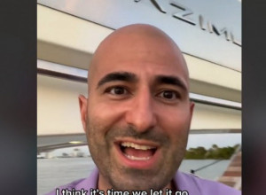 BIO JE OBIČAN MOMAK, ZALJUBLJEN DO UŠIJU, A ONDA GA JE ONA OSTAVILA JER JE OĆELAVIO: Odlučio je da joj se osveti, postao je muškarac o kom je sanjala! (VIDEO)