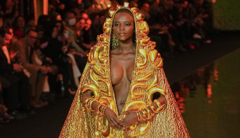 DA LI BISTE NOSILE OVAKVU VENČANICU? O raskošnoj haljini čuvenog kreatora priča ceo svet! (FOTO)