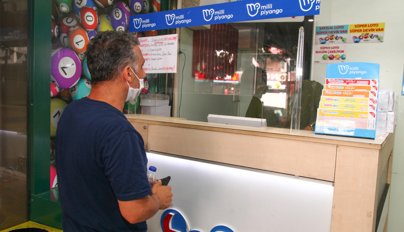 ČEKAO JE U REDU DA KUPI LISTIĆ ZA LUTRIJU, a jedan muškarac ga je brutalno odgurnuo: Povukao se i prepustio mu svoje mesto, a onda je usledilo čudo! (FOTO)
