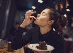 KOLAČ IZ FLAŠE: Pravi se za samo 10 minuta, svi su "poludeli" za ovim receptom! (FOTO)