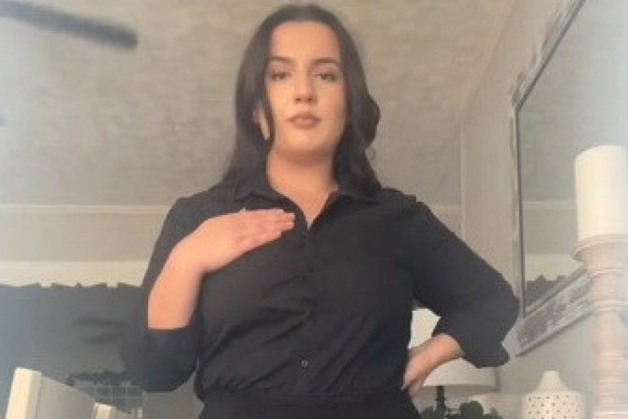 MLADA KONOBARICA OTKRILA ŠTA KRIJE ISPOD CRNE UNIFORME: Spreda izgledam kao i svaka druga devojka, ali kada se okrenem, nastupa šok! (VIDEO)