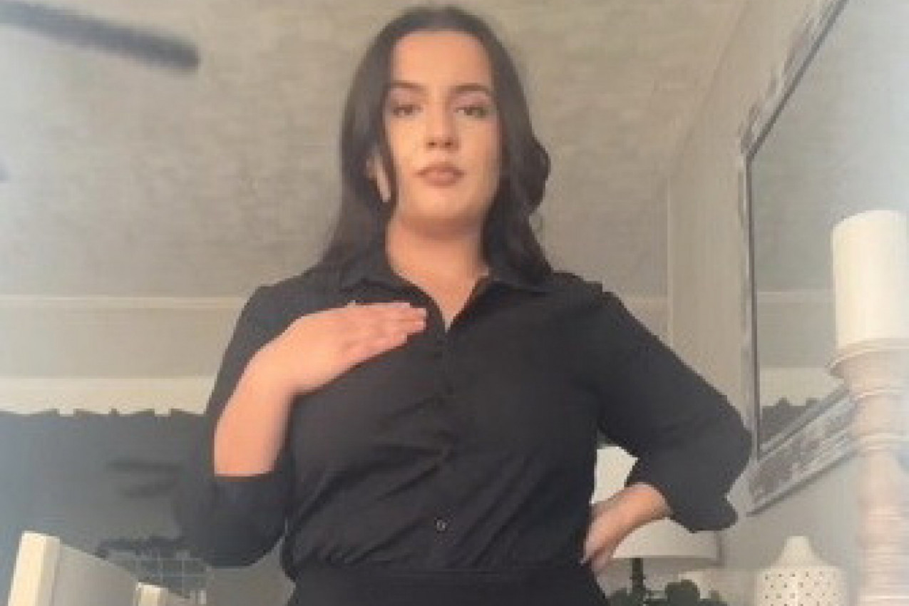 MLADA KONOBARICA OTKRILA ŠTA KRIJE ISPOD CRNE UNIFORME: Spreda izgledam kao i svaka druga devojka, ali kada se okrenem, nastupa šok! (VIDEO)