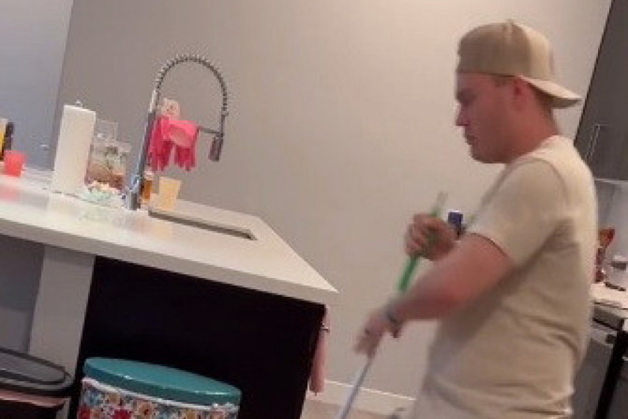 VRATILA SE RANIJE KUĆI S POSLA I IZ KUHINJE ČULA NEOBIČNE ZVUKE: Znala je da je njen muž ostao sam, ali nije ni sanjala kakvu će scenu zateći u kuhinji! (VIDEO)