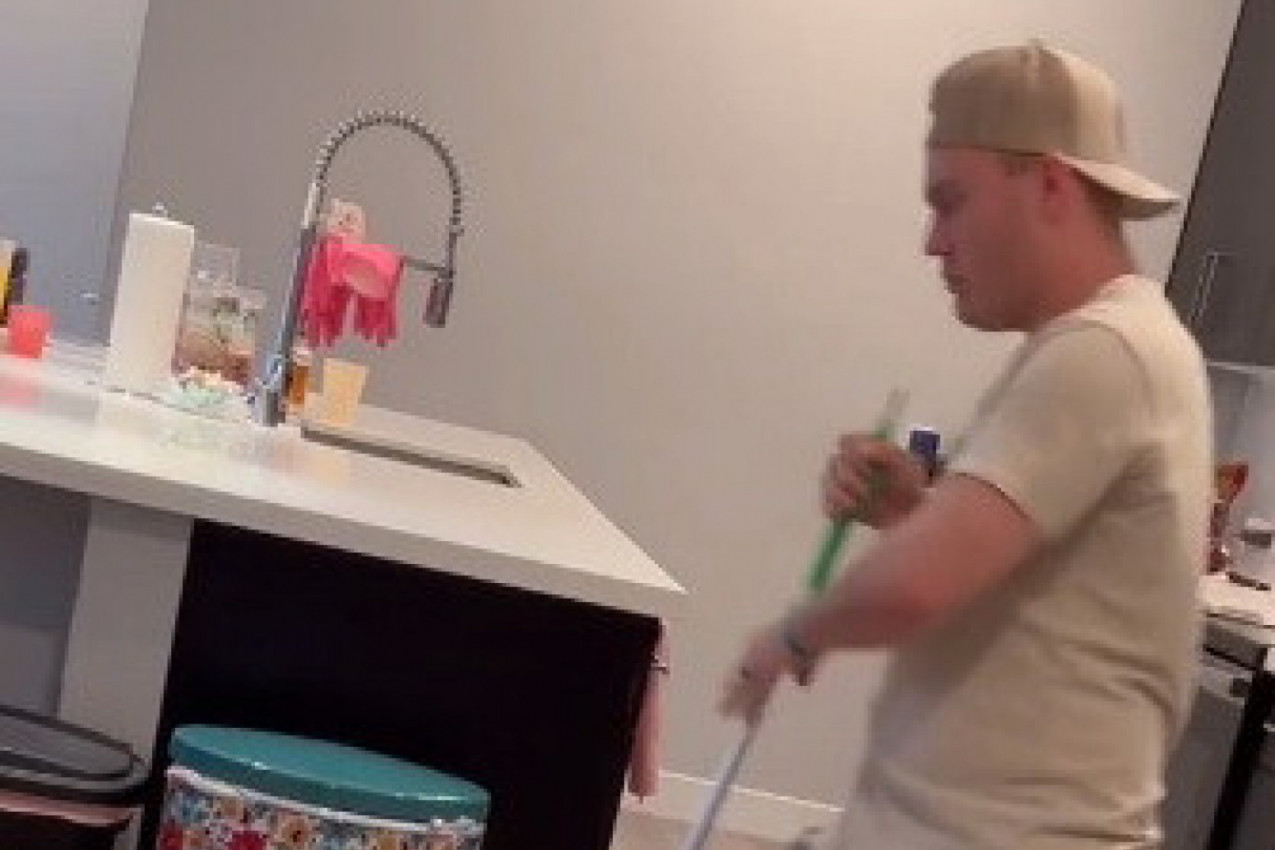 VRATILA SE RANIJE KUĆI S POSLA I IZ KUHINJE ČULA NEOBIČNE ZVUKE: Znala je da je njen muž ostao sam, ali nije ni sanjala kakvu će scenu zateći u kuhinji! (VIDEO)