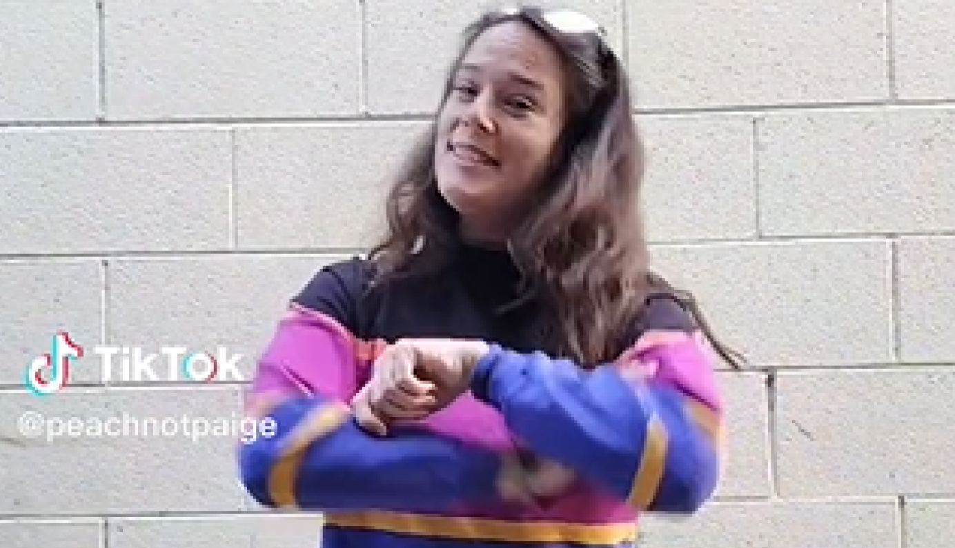 HTELA SAM TETOVAŽU NA KUKU da bih dečku tokom ljubavnih igrarija skrenula pažnju s mojih ogromnih bokova! Dobila sam užas zbog kog danima plačem! (VIDEO)