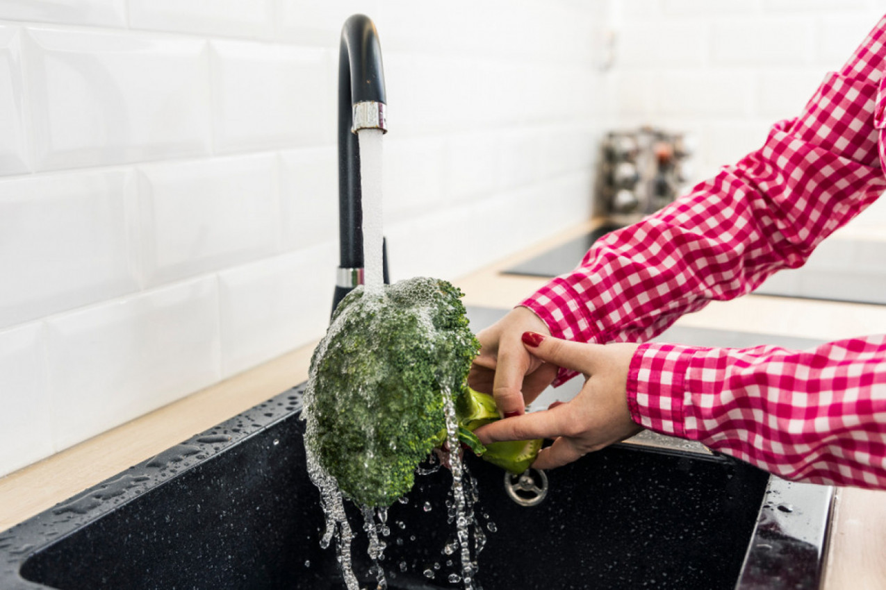 ČITAVOG ŽIVOTA POGREŠNO PEREMO BROKOLI: A tek kako se to povrće seče i kuva... (VIDEO)