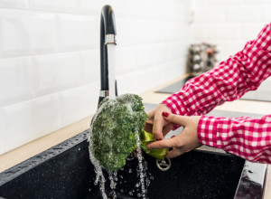 ČITAVOG ŽIVOTA POGREŠNO PEREMO BROKOLI: A tek kako se to povrće seče i kuva... (VIDEO)