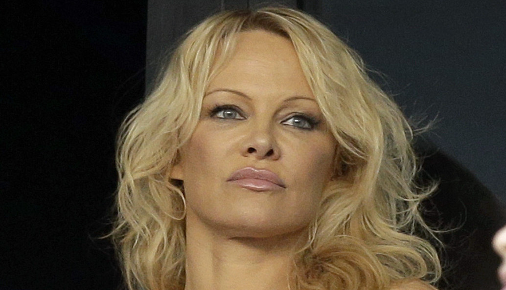 NAPUNILA JE 57 GODINA I "IMA HRABROSTI" DA IZAĐE BEZ ŠMINKE: Njena odluka dolazi nakon smrti važne osobe u životu