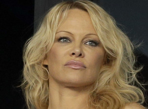 POKUŠALA SAM DA UBIJEM DADILJU, A SUTRADAN JE STRADALA! Šokantna ispovest Pamele Anderson obišla svet, progovorila i o zlostavljanju kada je imala samo 12 godina!