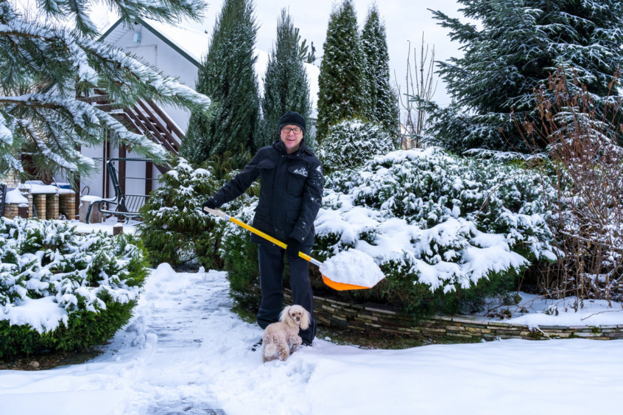 EVO ŠTA ČIŠĆENJE SNEGA MOŽE DA UČINI NAŠEM TELU! Lekari upozoravaju: Postoje osobe koje to nikako ne bi smele da rade!