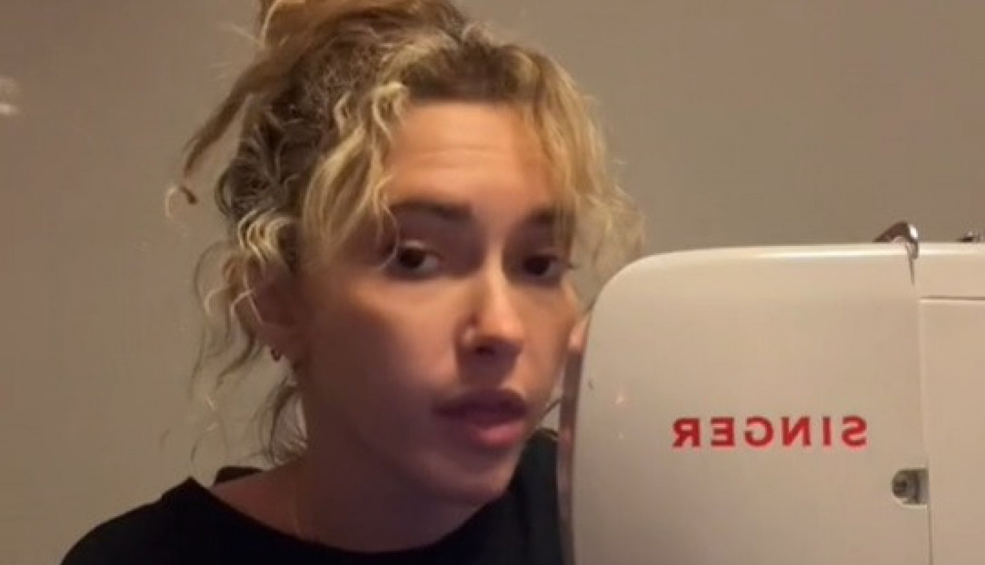 ONA OD TANGI PRAVI MAJICE, A OD TORBI ČITAVE KOMPLETE ODEĆE: Pogledajte ove savršene komade za koje se ne koristi igla i konac! (VIDEO)