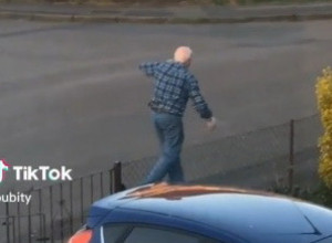 KROZ PROZOR JE SNIMIO SVOG STARIJEG KOMŠIJU kako stoji na trotoaru, a zatim je usledila scena koja ga je paralisala! Zbog ovog snimka suze same teku! (VIDEO)