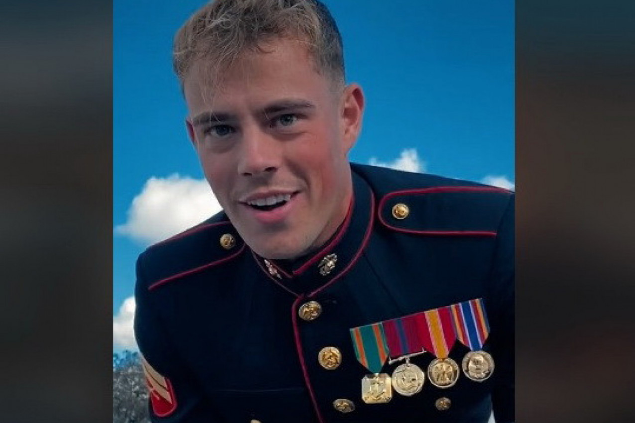 FOTOGRAFKINJA JE ZAUSTAVILA ZGODNOG MARINCA DA GA SLIKA, a onda je usledio preokret! Nije ni sanjala da će se priča s tim Apolonom tako završiti! (FOTO/VIDEO)