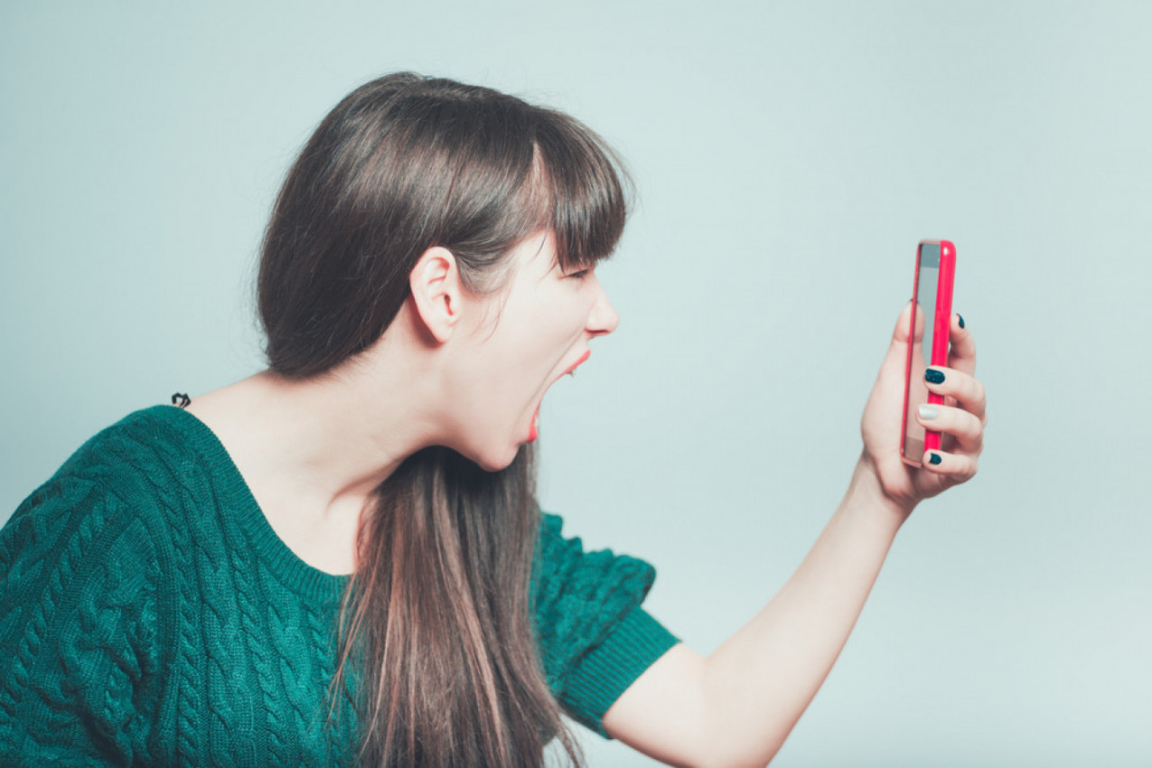 NAKON SASTANKA DOBILA JE ŠOKANTNU PORUKU: Kada je pogledala u telefon skamenila se čitajući reči koje joj je ispisao, odmah je potražila pomoć (FOTO)