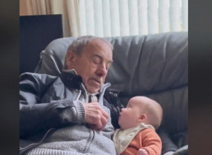 OSTAVILI SU BEBU NA TRENUTAK SA DEKOM a kada su se vratili nisu mogli da veruju šta su zatekli! (VIDEO)