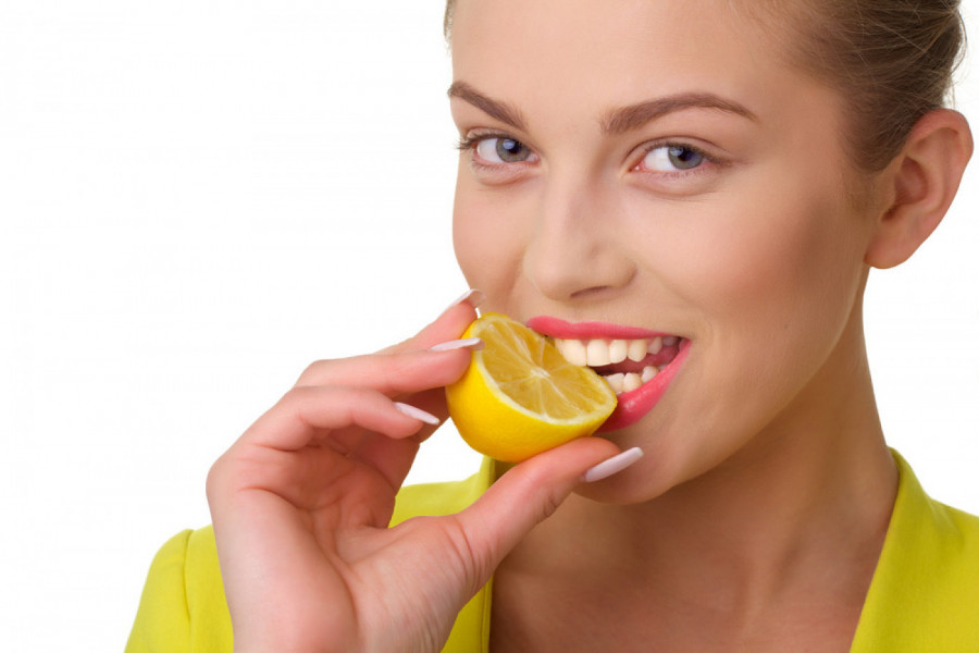 UPOZORENJE STOMATOLOGA: Šest trendova za koje smo mislili da izbeljuju zube u stvari ih uništavaju! (FOTO)