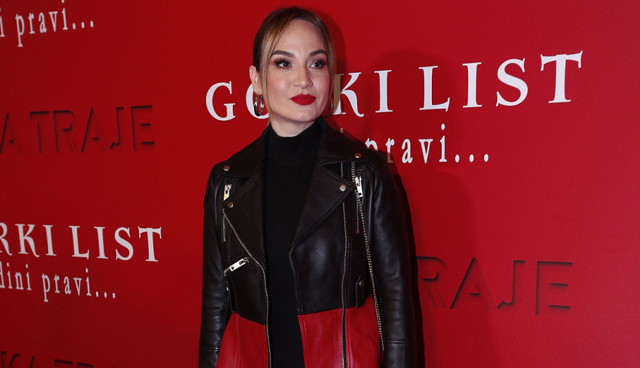 NIJE ODOLELA TRENDU: Jelena Tomašević se ovako pojavila u javnosti, svi gledaju u njene noge! (FOTO)