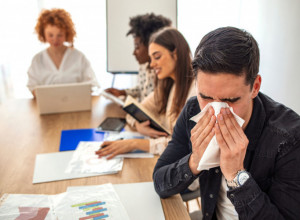 ZAŠTO RADNICI SA PREHLADOM DOLAZE NA POSAO? Rezultati istraživanja su znak za uzbunu (FOTO)
