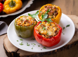 DOMAĆINSKI RUČAK KOJI SVI VOLIMO: Punjena paprika u sočnom sosu (FOTO)