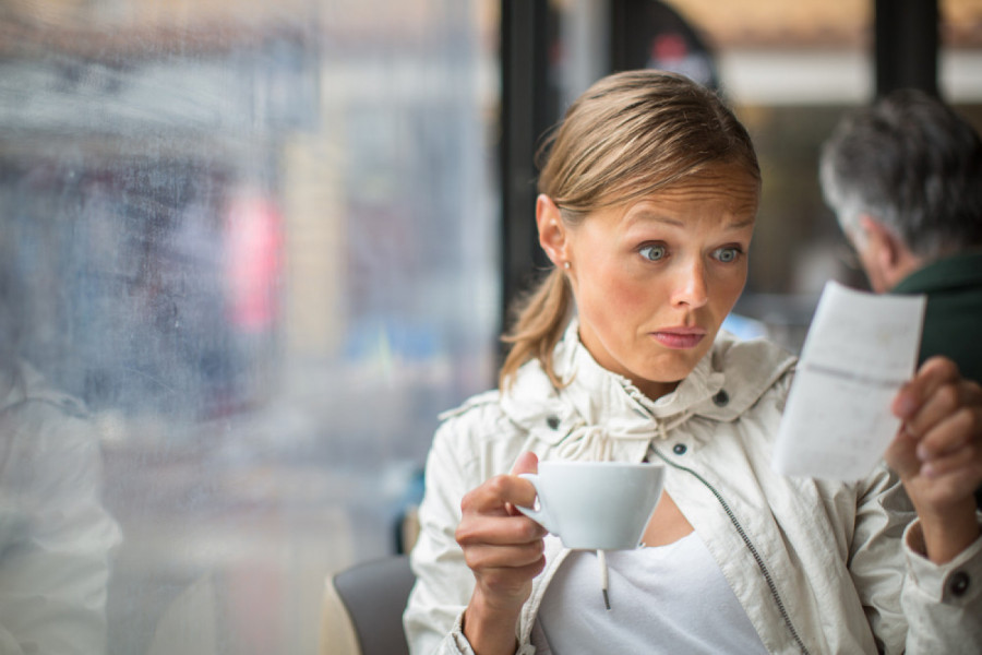 IZAŠLA JE NA SASTANAK SA NEPOZNATIM MUŠKARCEM: Njegov potez u restoranu ostavio ju je u neverici, u sve se umešao konobar (FOTO)