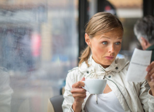 IZAŠLA JE NA SASTANAK SA NEPOZNATIM MUŠKARCEM: Njegov potez u restoranu ostavio ju je u neverici, u sve se umešao konobar (FOTO)