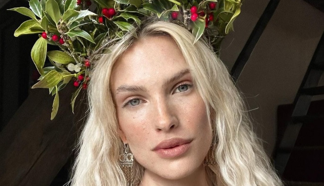 ODREKLA SE HRIŠĆANSTVA ZBOG PAGANIZMA: Freja sprovodi rituale u šumi, živi kao Viking a evo šta jede (FOTO)