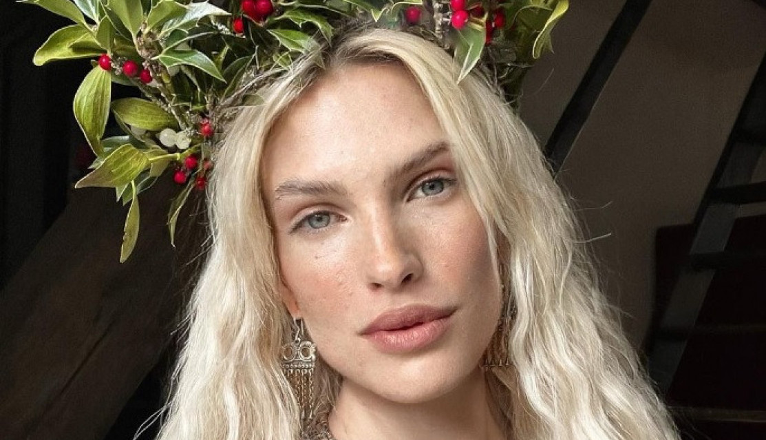 ODREKLA SE HRIŠĆANSTVA ZBOG PAGANIZMA: Freja sprovodi rituale u šumi, živi kao Viking a evo šta jede (FOTO)