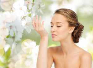 ZAŠTO NEKI LJUDI MIRIŠU BOLJE OD DRUGIH: Evo u čemu je tajna trajanja parfema, a nije kvalitet (FOTO)