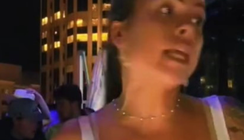 POGLEDAJTE ŠTA OVA LEPOTICA RADI JEDNOM RUKOM: Džun muškarci saleću sa svih strana, evo šta joj sve traže! (VIDEO)