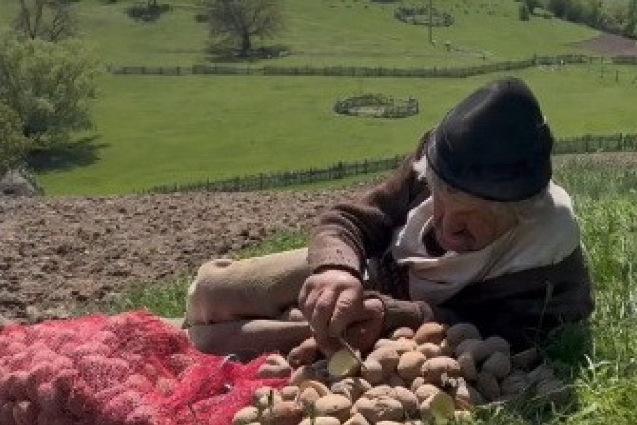 SAM I ZABORAVLJEN OD SVIH: Mukotrpan život ovog deke iz Rumunije rasplakao je javnost (VIDEO)