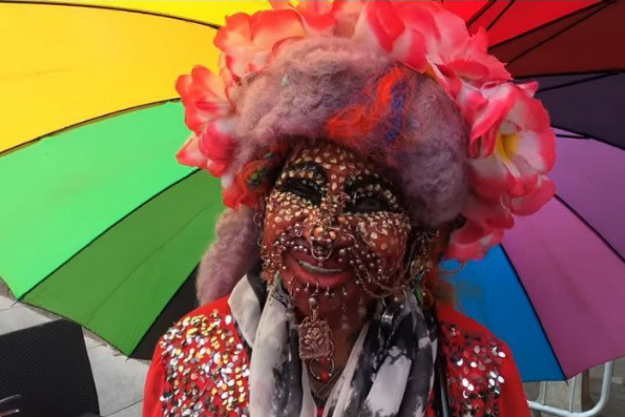 SPAVA NA EKSERIMA I IMA 15.000 PIRSINGA: Elen otkriva i koliko minđuša se nalazi u njenom polnom organu, šokiraćete se! (FOTO)