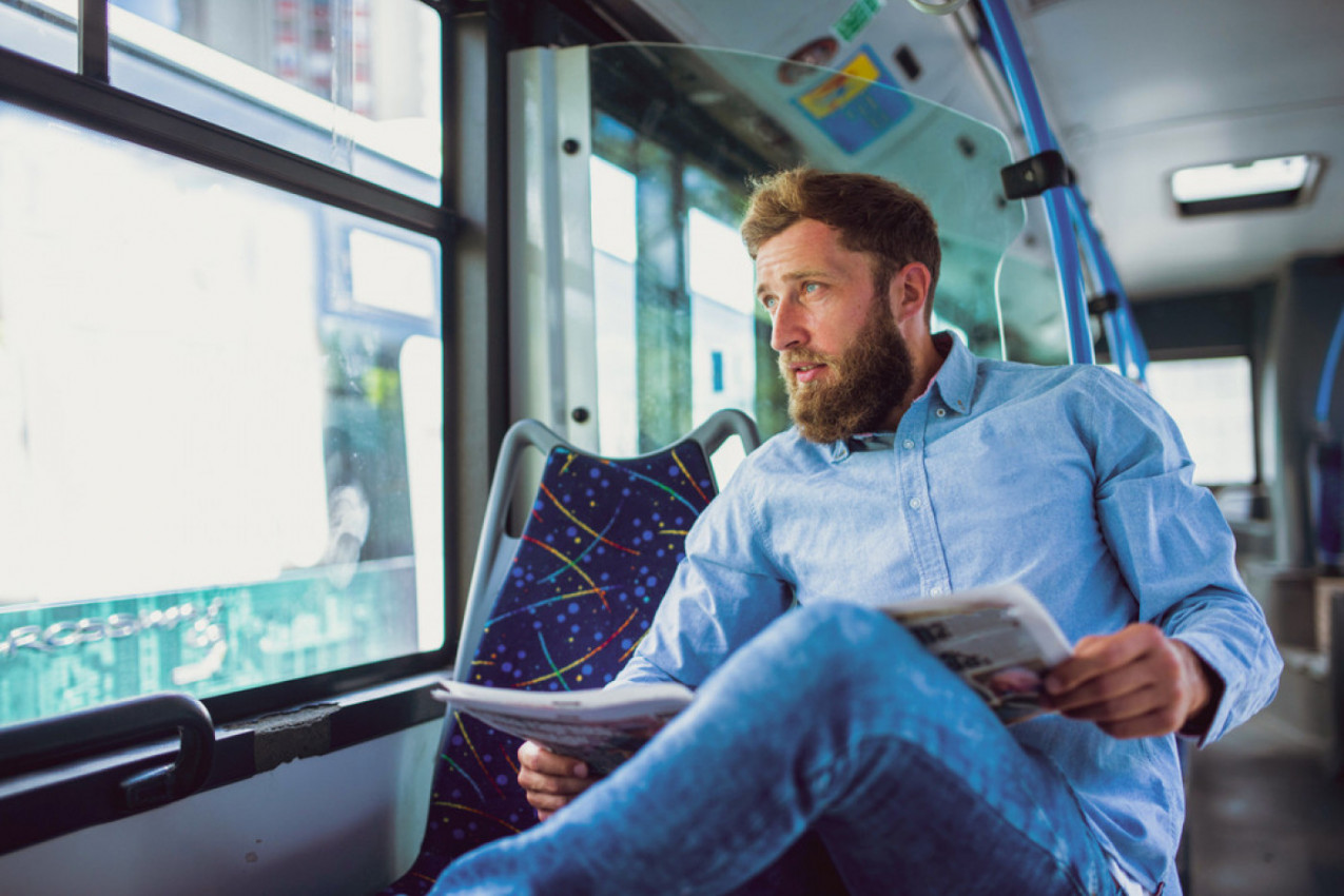 PARALISAO SE SCENOM KOJU JE VIDEO U AUTOBUSU: Muškarac je na trenutak pogledao pored sebe i zanemeo od prizora (FOTO)