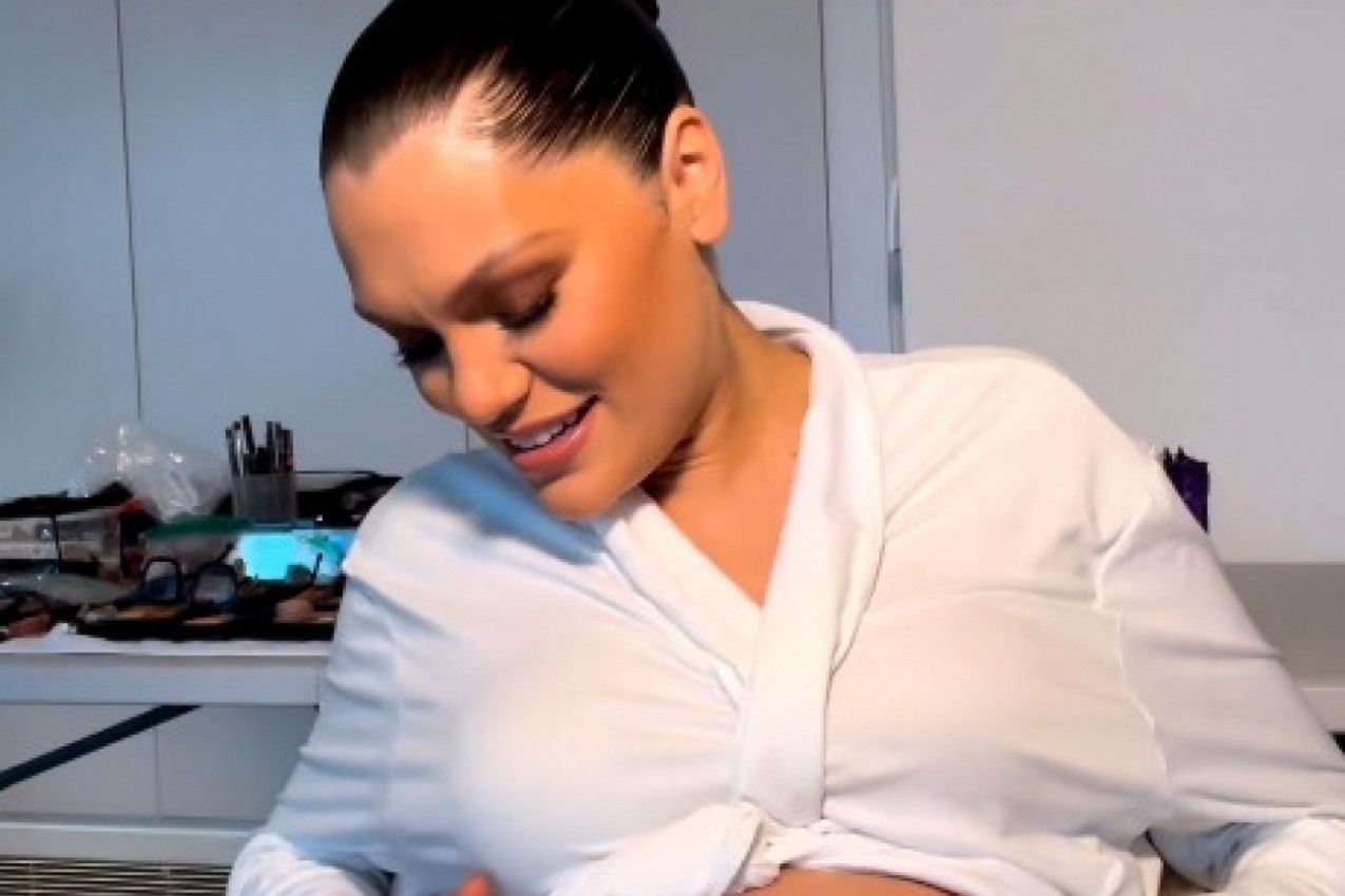 DŽESI DŽEJ OTKRILA POL DETETA, PA PROŠETALA GO STOMAK NA BRIT NAGRADA: Nakon loših vesti ponovo blista od sreće (FOTO/VIDEO)