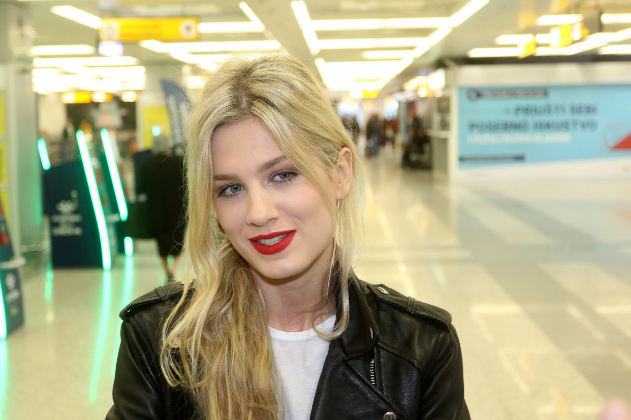 NEVENA BOŽOVIĆ KAKVU DOSAD NISMO VIDELI: Mlada pevačica iznenadila transformacijom, šta joj se desilo s telom? (FOTO)