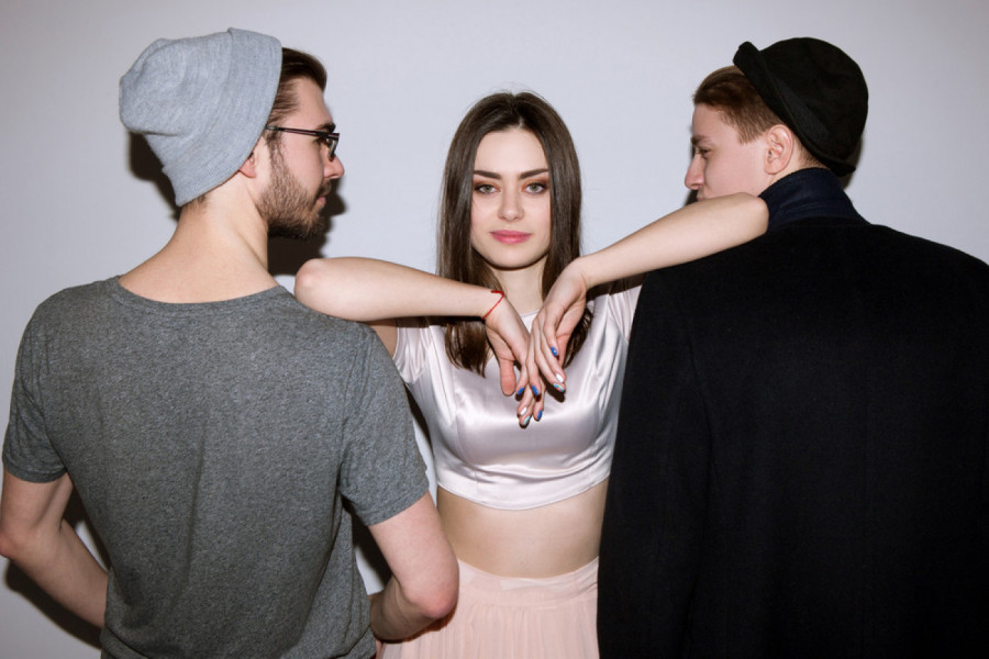 NAKON ŽURKE SA PRIJATELJIMA ZAVRŠILI SU ZAJEDNO U KREVETU: Posle strastvene noći izneo je ovaj šokantni predlog! (FOTO)