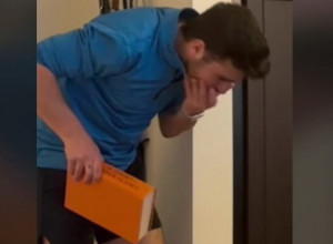 ULOVILA JE NEŠTO U KUĆI I POZVALA MOMKA DA JOJ POMOGNE: Kada je video o čemu se radi usledio je šok, a zatim i urnebesna reakcija, vrisnuo je i uhvatio se za usta! (VIDEO)