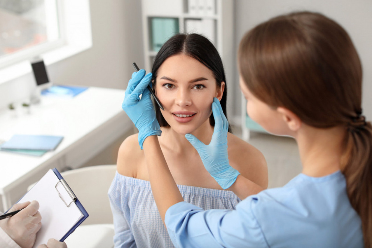 VADE KOMAD LICA ZBOG LEPOTE: Novi holivudski trend sve više uzima maha, tri svetske zvezde već su se podvrgle rizičnoj intervenciji!