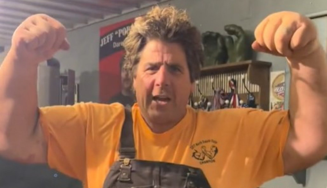 POPAJ IZ REALNOG ŽIVOTA: Kad vide ruke ovog muškarca svi pretrnu od straha, čak i lekari (VIDEO)