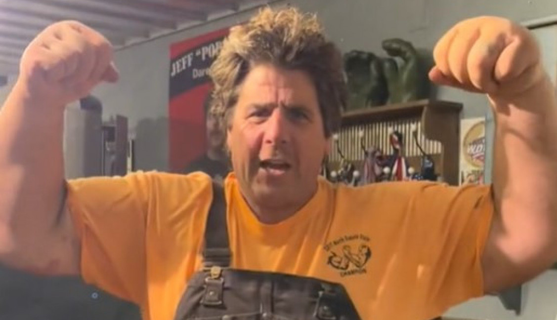 POPAJ IZ REALNOG ŽIVOTA: Kad vide ruke ovog muškarca svi pretrnu od straha, čak i lekari (VIDEO)